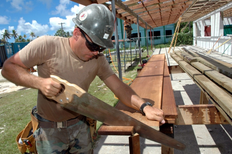 menuisier-NICE-min_worker_construction_building_carpenter_male_job_build_helmet-893290